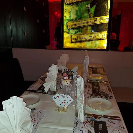 Hotel Mandakini Lush Kanpur Exteriör bild