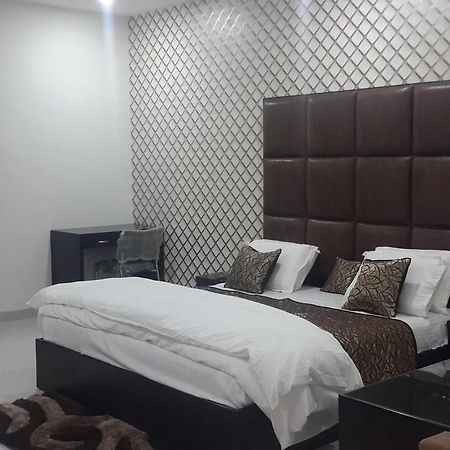 Hotel Mandakini Lush Kanpur Exteriör bild