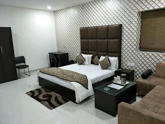 Hotel Mandakini Lush Kanpur Exteriör bild