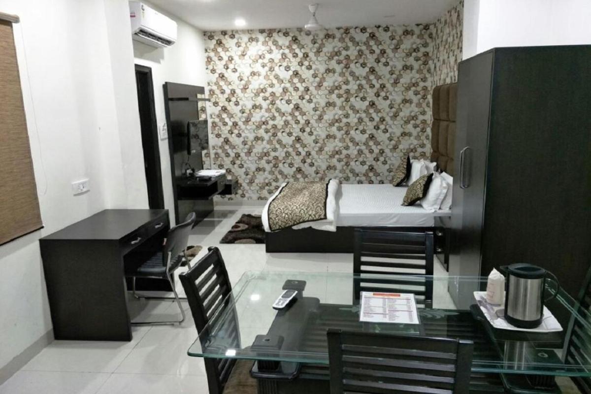 Hotel Mandakini Lush Kanpur Exteriör bild