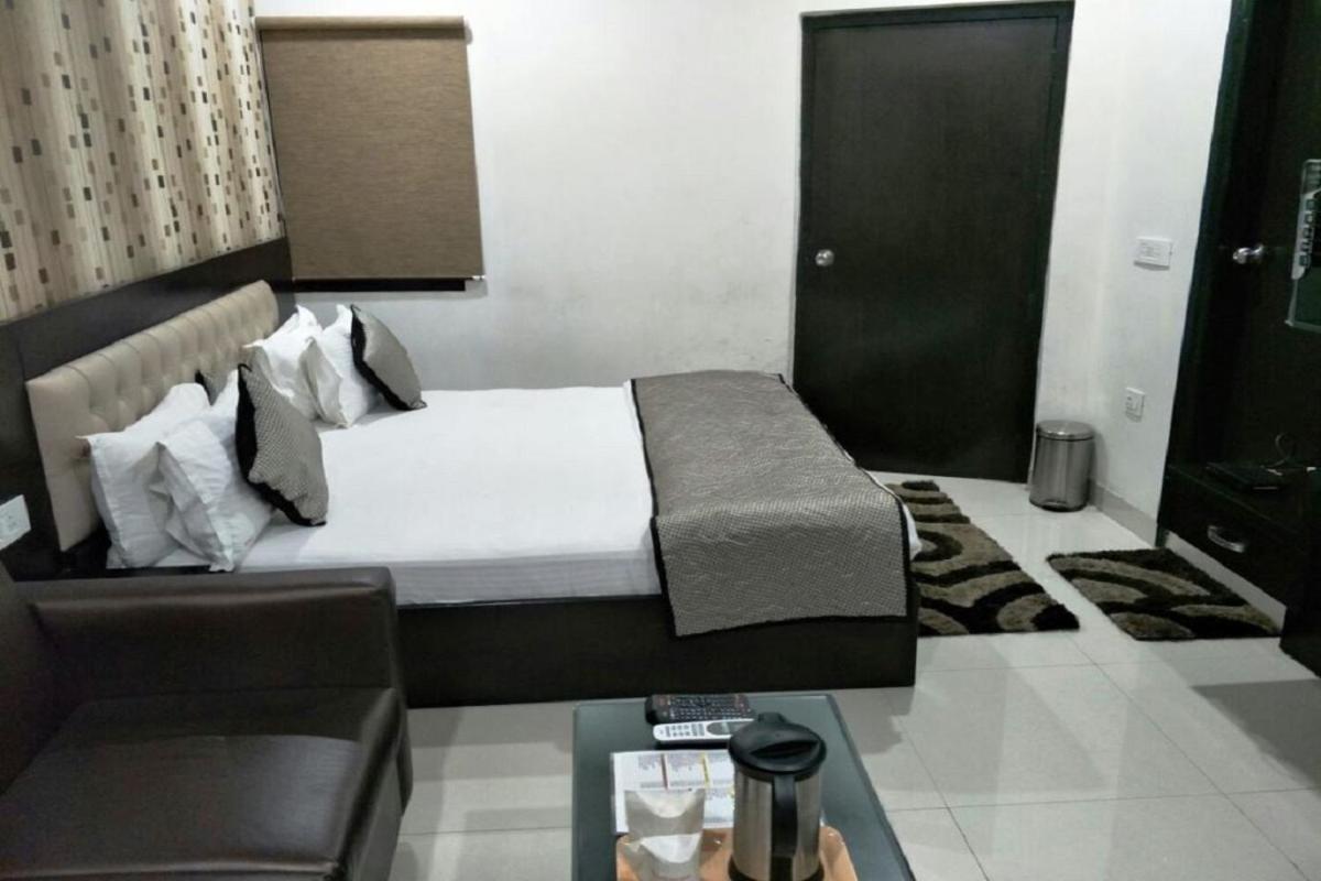 Hotel Mandakini Lush Kanpur Exteriör bild