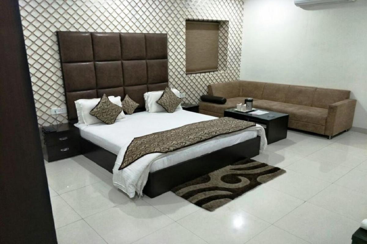 Hotel Mandakini Lush Kanpur Exteriör bild