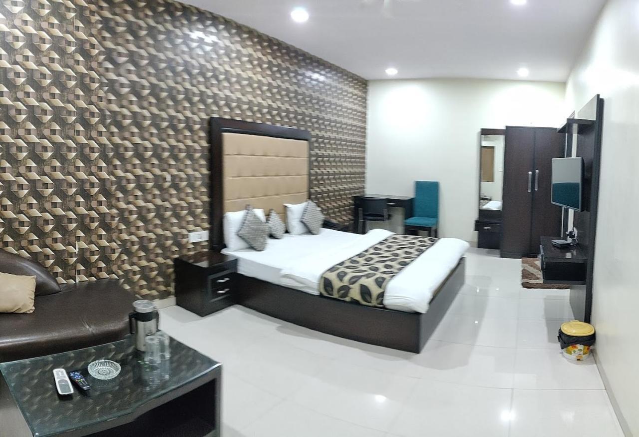 Hotel Mandakini Lush Kanpur Exteriör bild