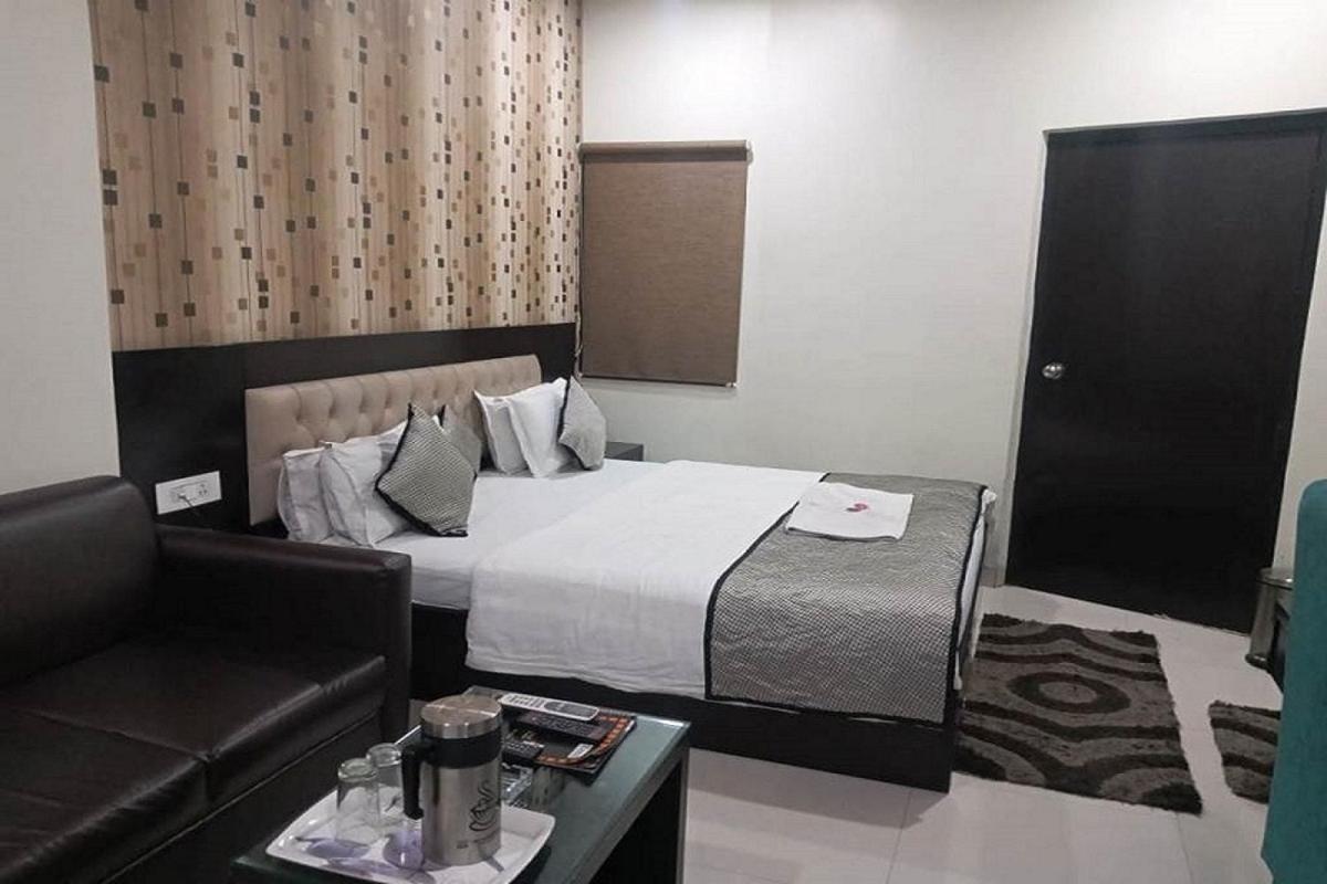 Hotel Mandakini Lush Kanpur Exteriör bild