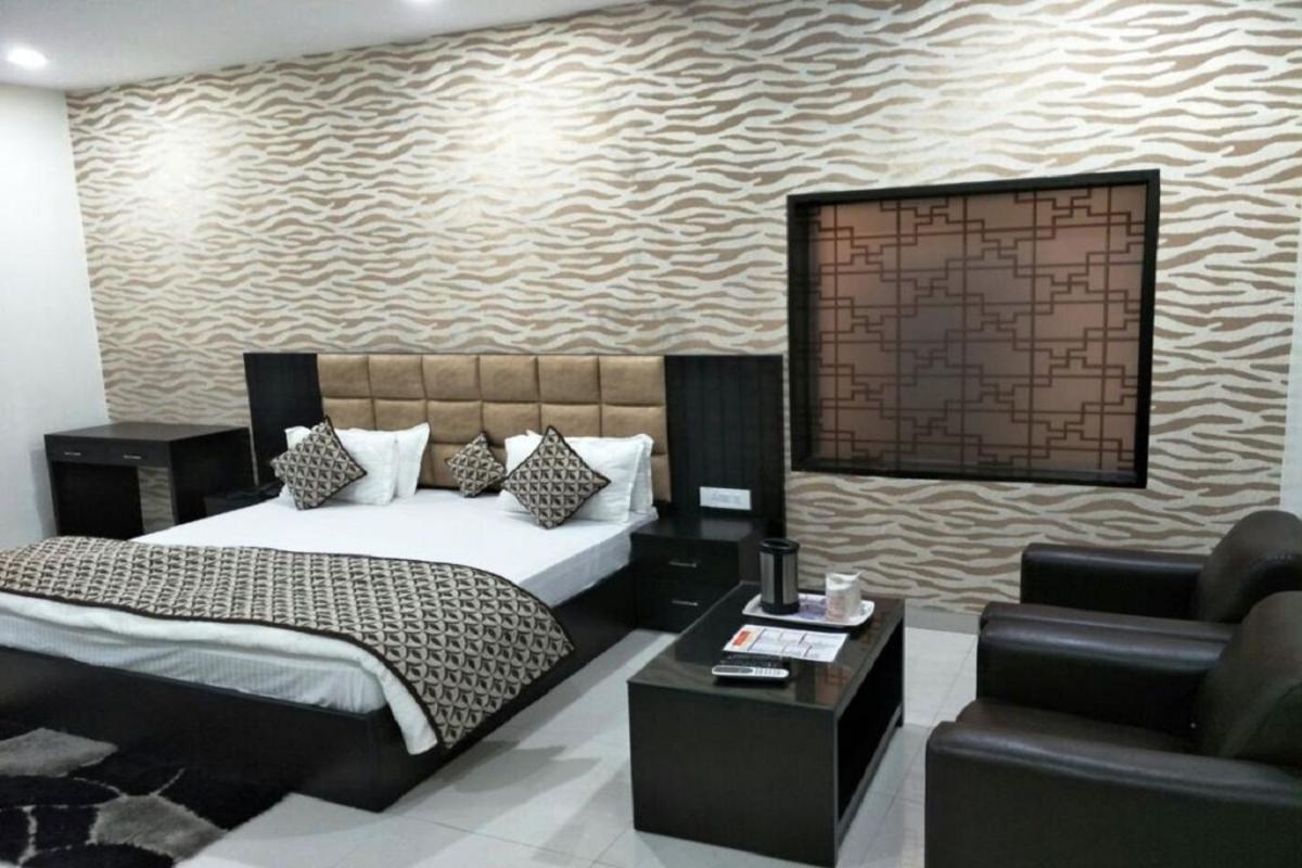 Hotel Mandakini Lush Kanpur Exteriör bild
