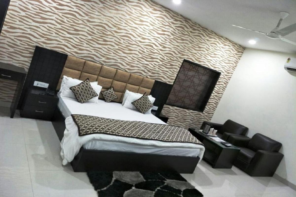 Hotel Mandakini Lush Kanpur Exteriör bild
