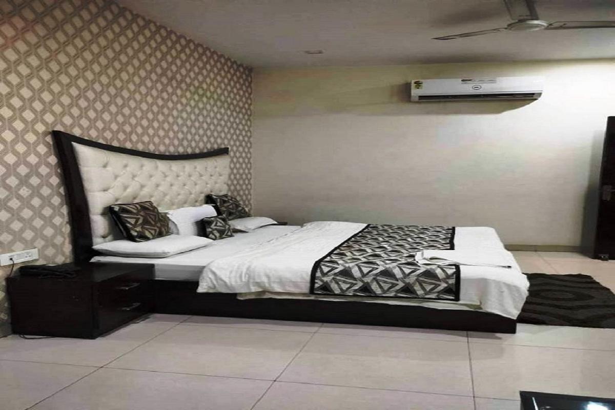 Hotel Mandakini Lush Kanpur Exteriör bild