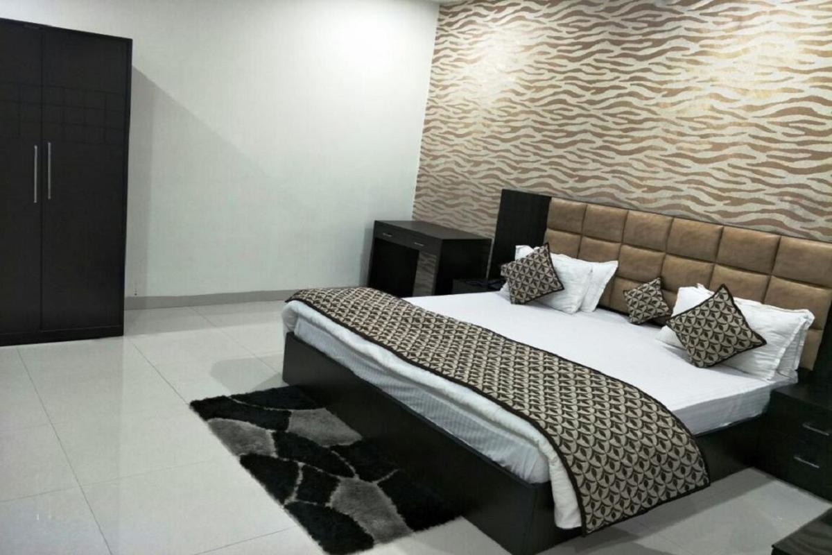 Hotel Mandakini Lush Kanpur Exteriör bild