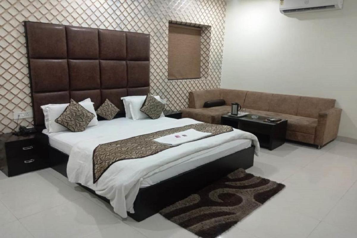 Hotel Mandakini Lush Kanpur Exteriör bild