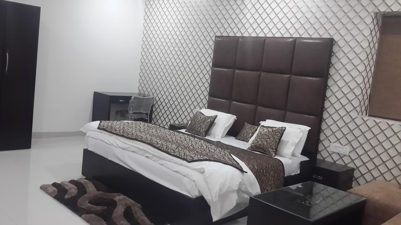 Hotel Mandakini Lush Kanpur Exteriör bild