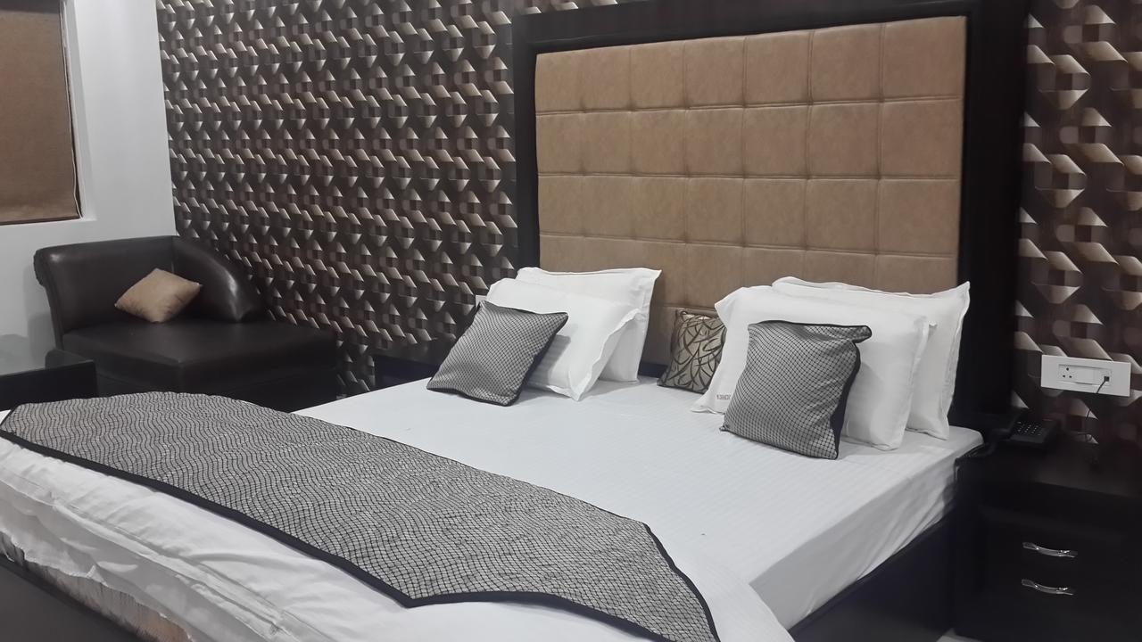Hotel Mandakini Lush Kanpur Exteriör bild