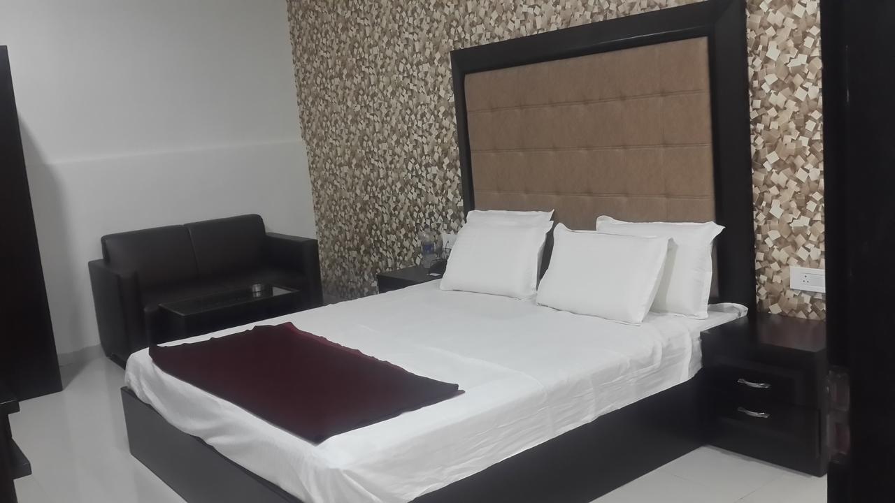 Hotel Mandakini Lush Kanpur Exteriör bild