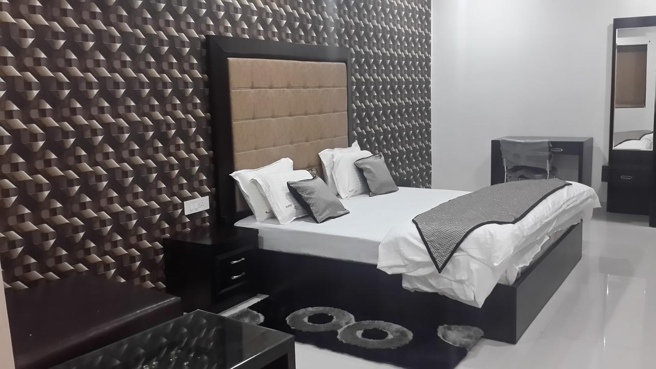 Hotel Mandakini Lush Kanpur Exteriör bild