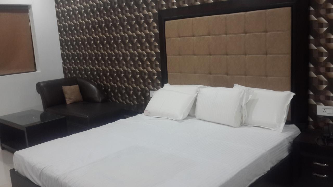 Hotel Mandakini Lush Kanpur Exteriör bild