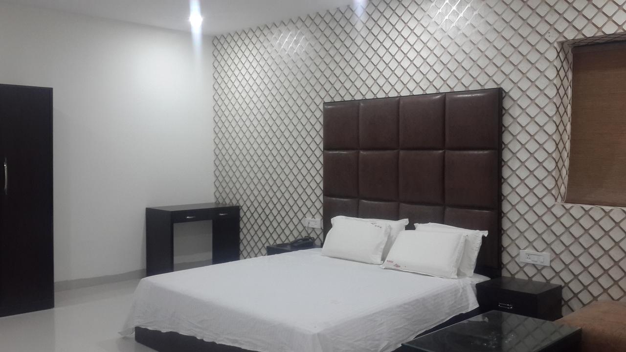 Hotel Mandakini Lush Kanpur Exteriör bild