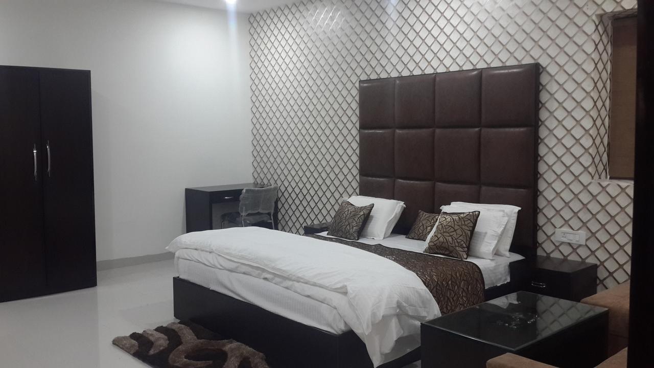 Hotel Mandakini Lush Kanpur Exteriör bild
