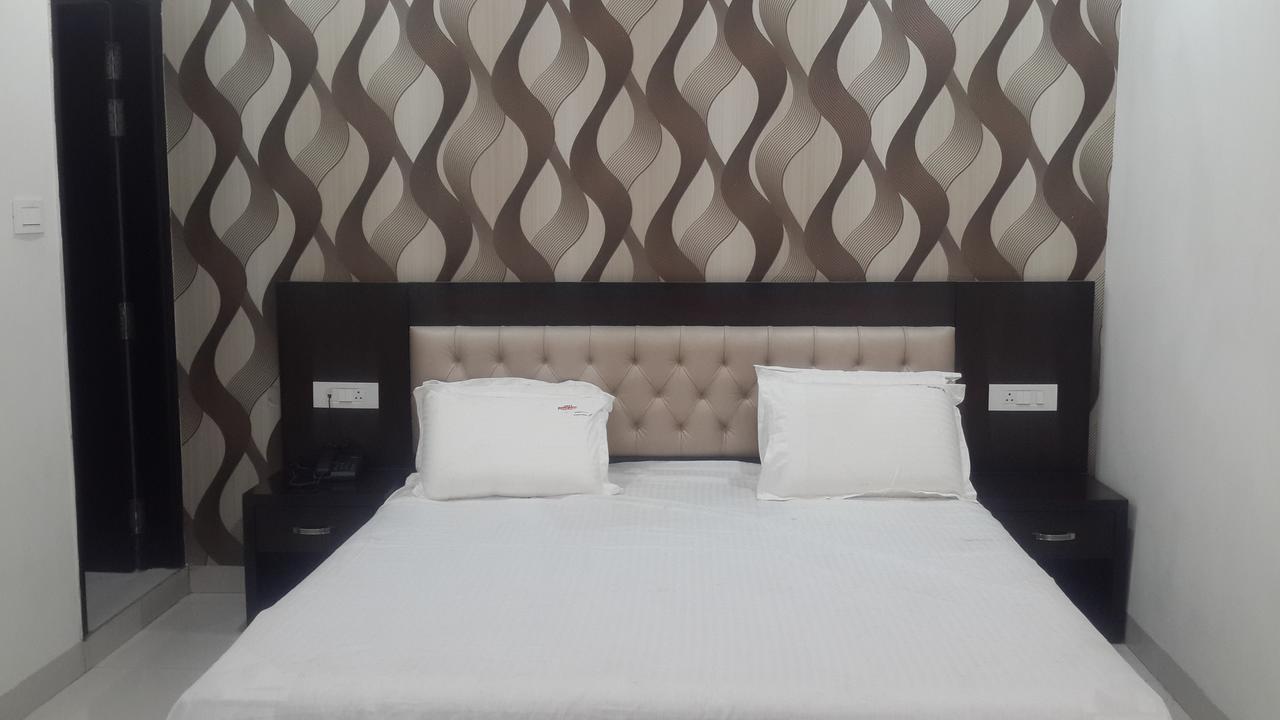Hotel Mandakini Lush Kanpur Exteriör bild