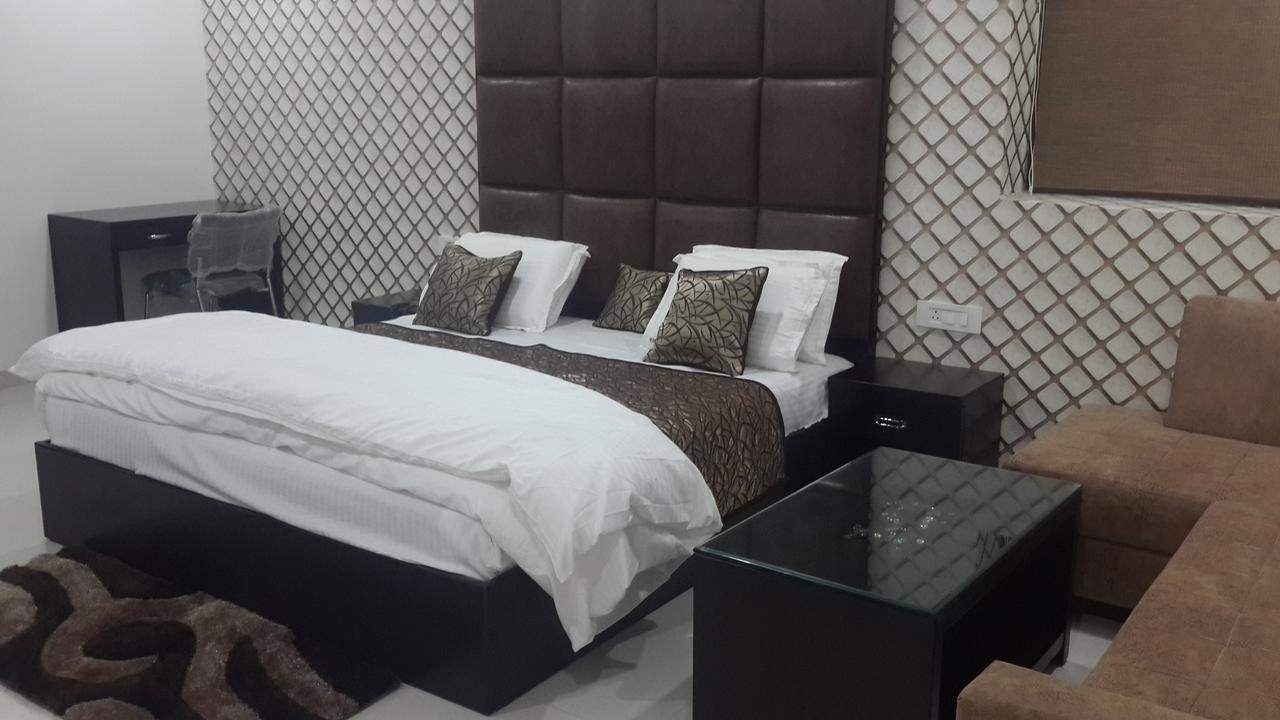 Hotel Mandakini Lush Kanpur Exteriör bild