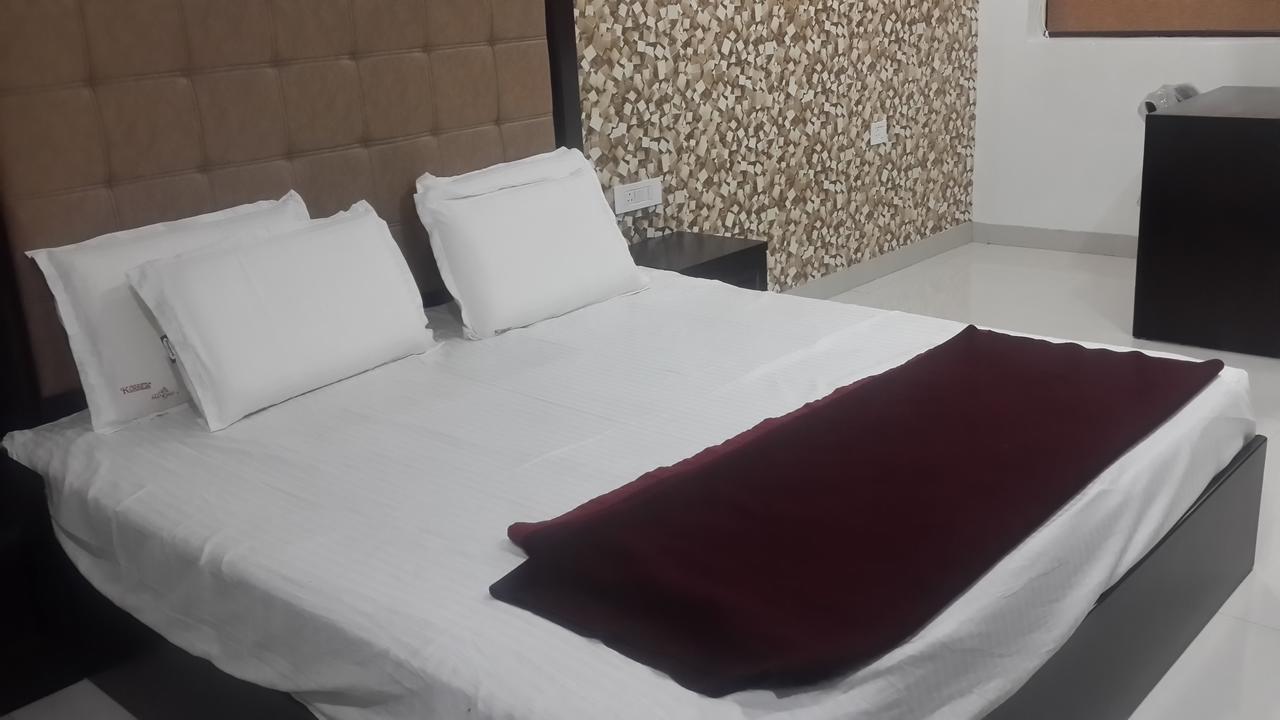 Hotel Mandakini Lush Kanpur Exteriör bild