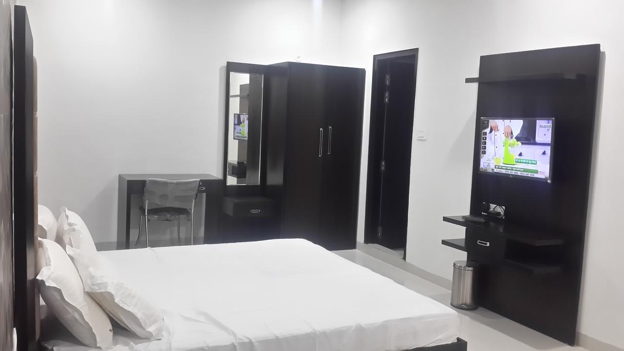 Hotel Mandakini Lush Kanpur Exteriör bild