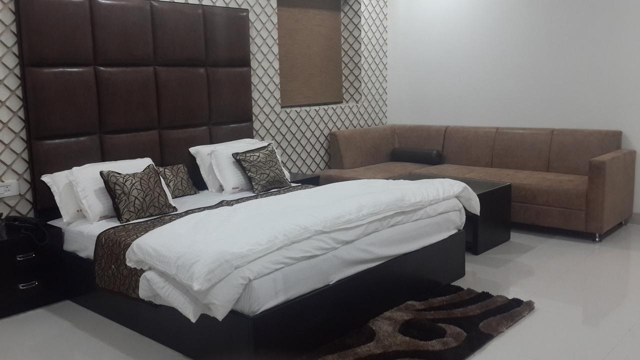 Hotel Mandakini Lush Kanpur Exteriör bild
