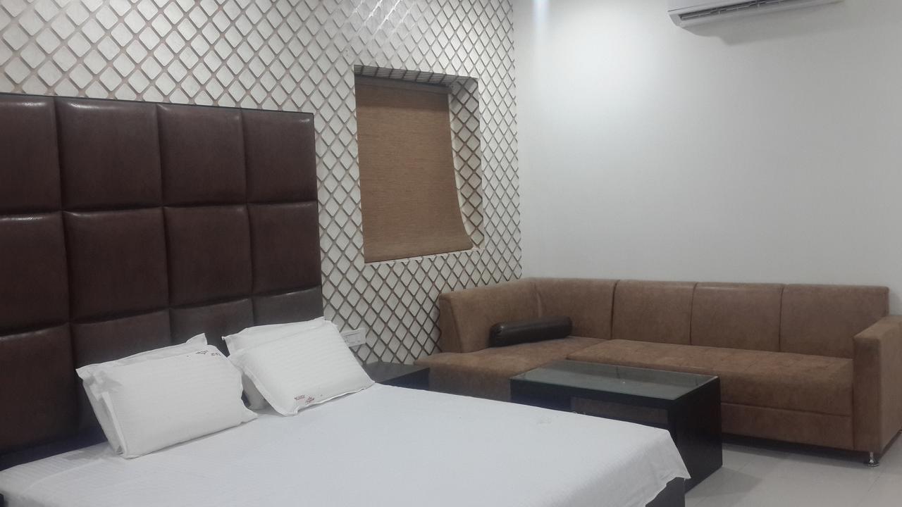 Hotel Mandakini Lush Kanpur Exteriör bild