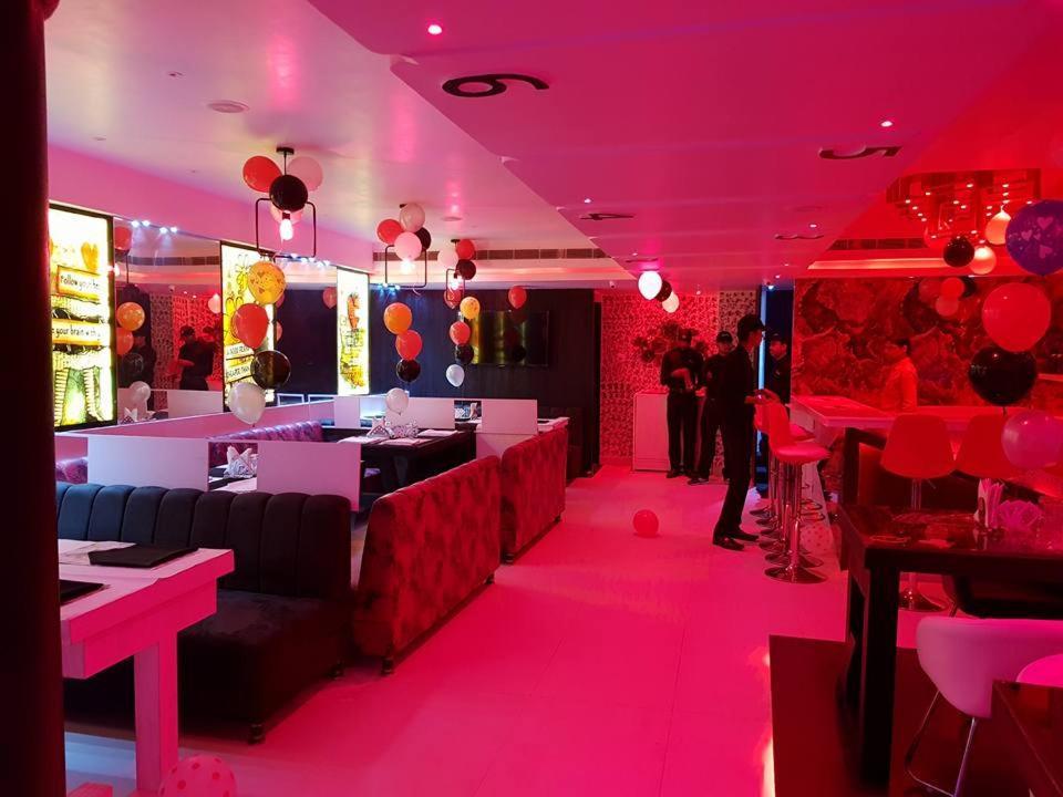 Hotel Mandakini Lush Kanpur Exteriör bild